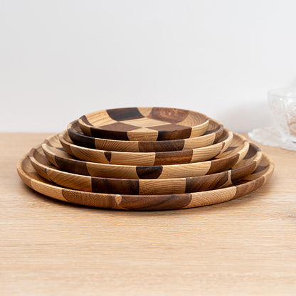 Side profile of the wooden checkered tray set showing the end grain, and the food-safe non-toxic polish on the wood trays.